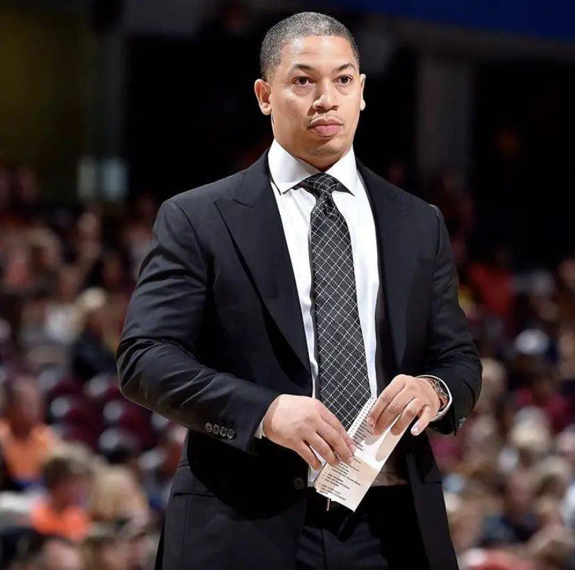 欧篮联清晨走向成谜,马赛官宣签约,更衣室稳定,身体对抗强度拉满的简单介绍 欧篮联清晨走向成谜,马赛官宣签约,更衣室稳定,身体对抗强度拉满的简单介绍