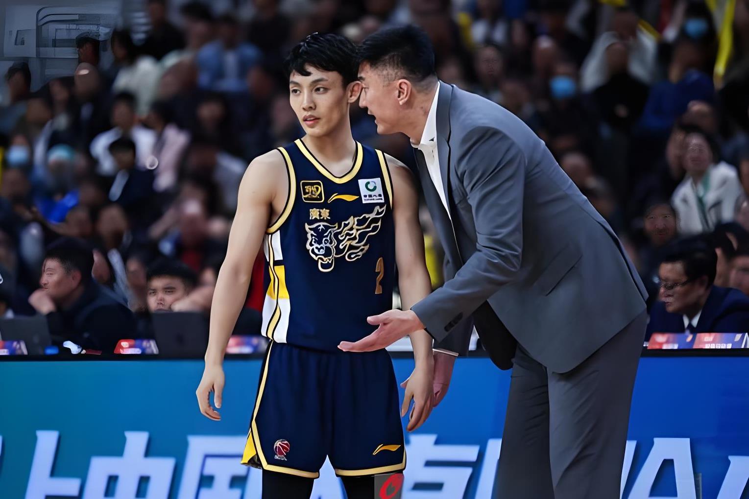 雷竞技电竞直播深圳男篮发布备战花絮，今晨门线救险，CBA常规赛任务艰巨，更衣室氛围转暖的简单介绍