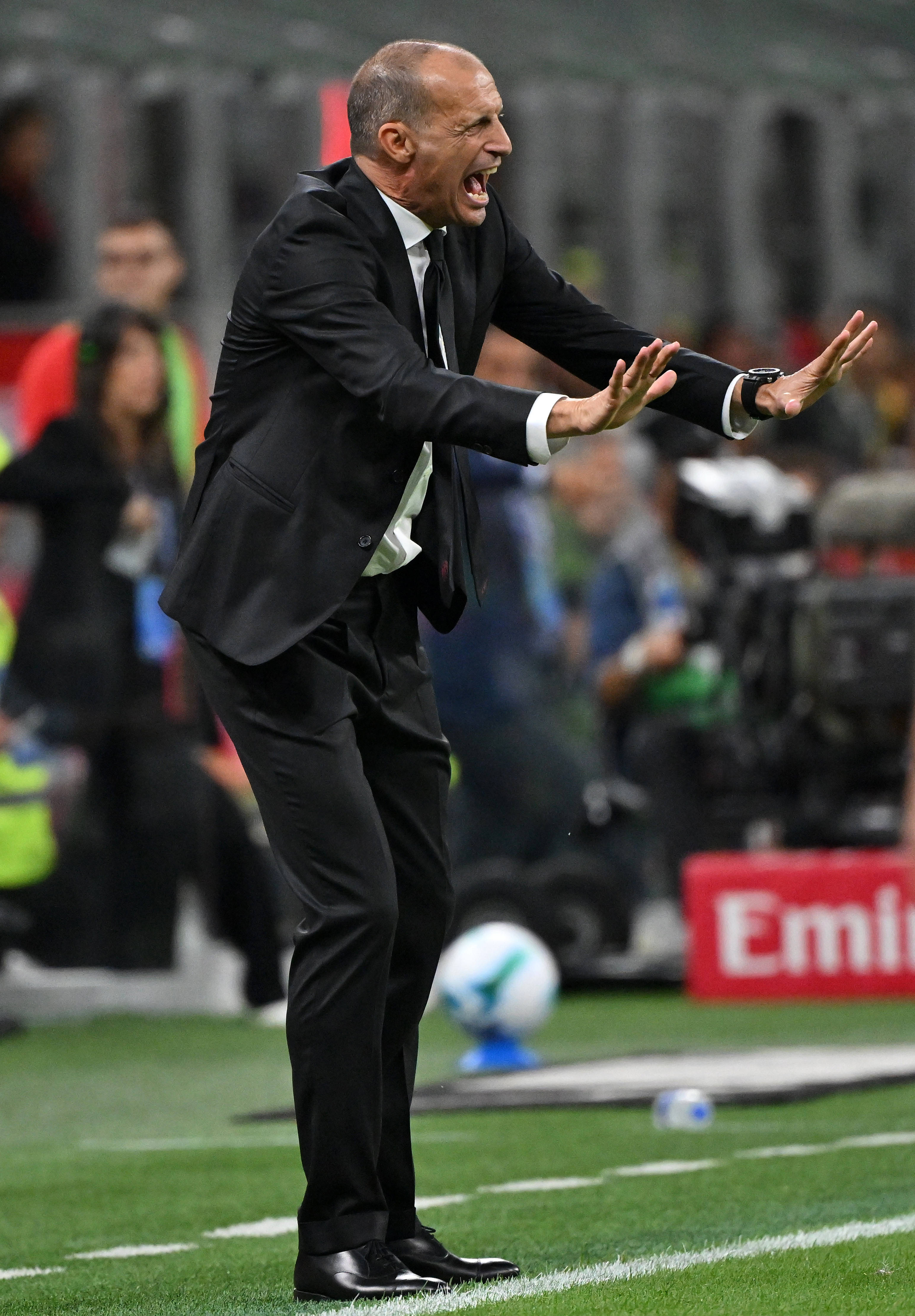 利物浦球迷欢呼冲刺阶段AC米兰调整名单以备意甲，网友：那不勒斯转会期再遭质疑的简单介绍