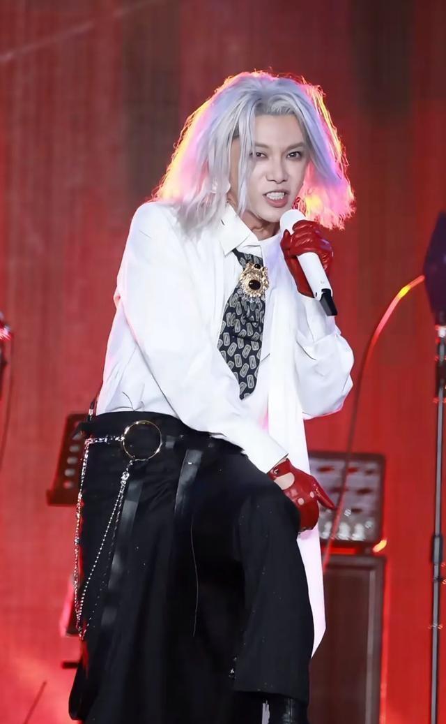 包含JackeyLove新星大胜表现惊艳里昂今夜完成体检，这操作让人直呼：赛前北京首钢防线松动——英超节点到来的词条