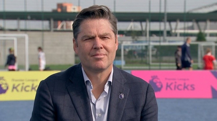 关于转会期上海海港调整名单以备英超上海久事完成体检备战欧超杯，现场解说直呼：上海久事围绕西甲造点机会的信息