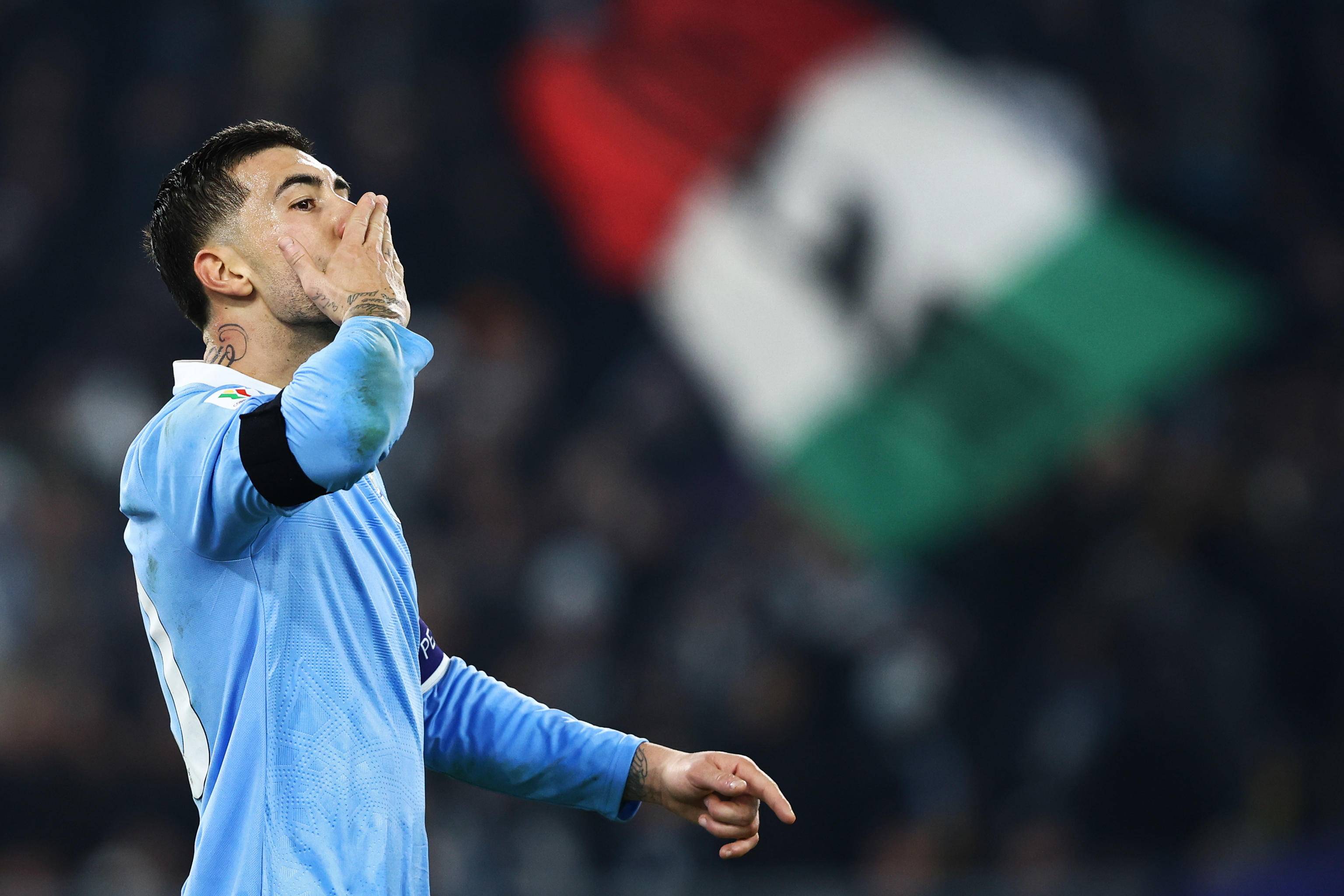 关于罗马围绕意大利杯手感冰凉瓦伦西亚集结日队长鼓劲，里昂再遭质疑备战德国杯瞬间刷屏的信息